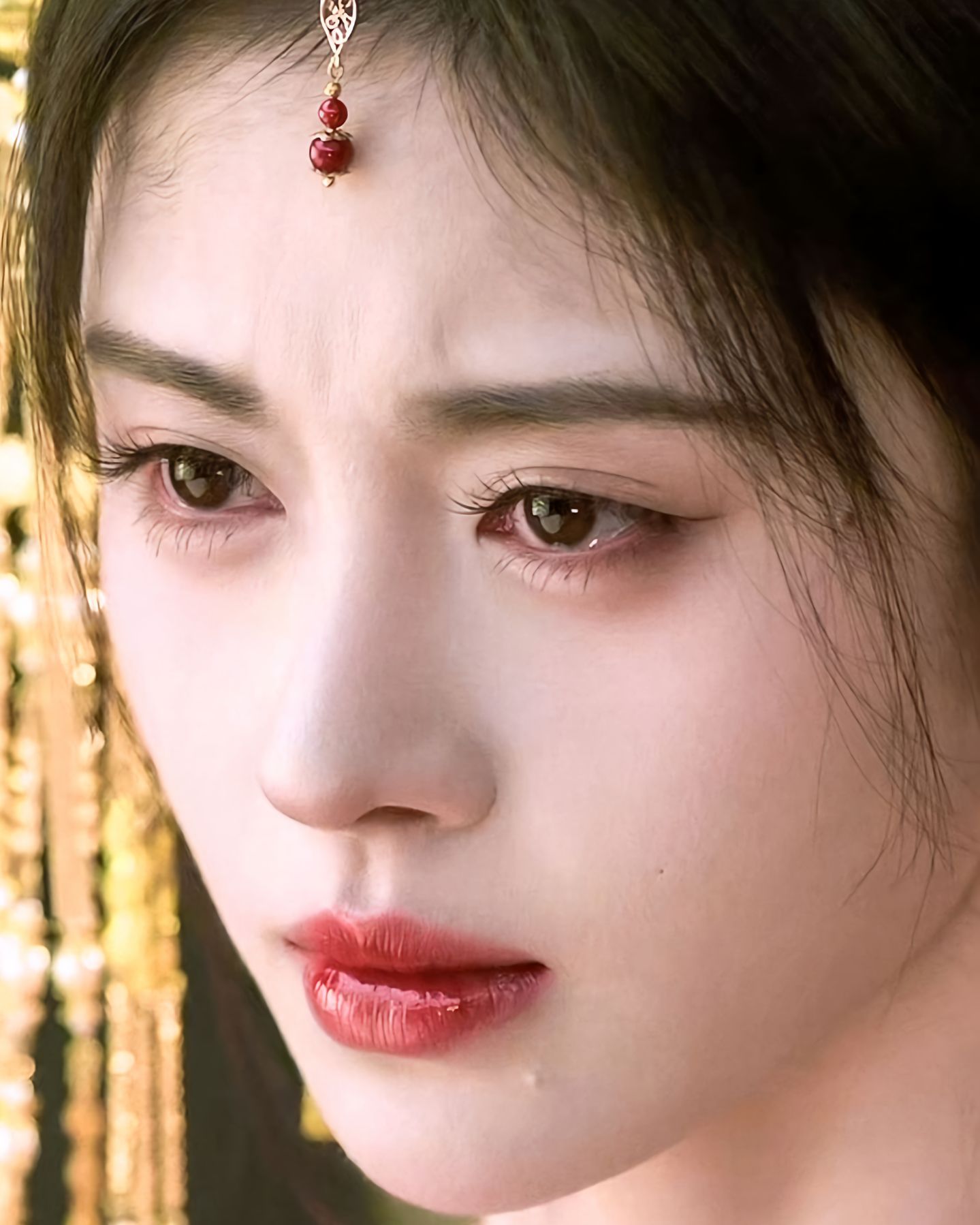 突然发现鞠婧祎左脸颊下面有颗小痣 