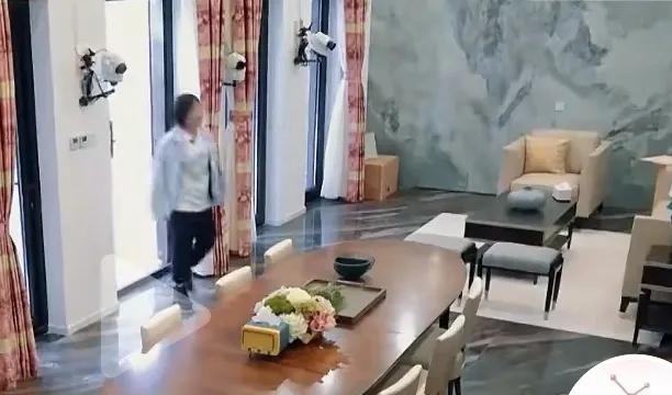 当红小花孟子义新家的豪华程度，连李雪琴都被惊到了！
一进门，墙上的瓷砖就成了焦点