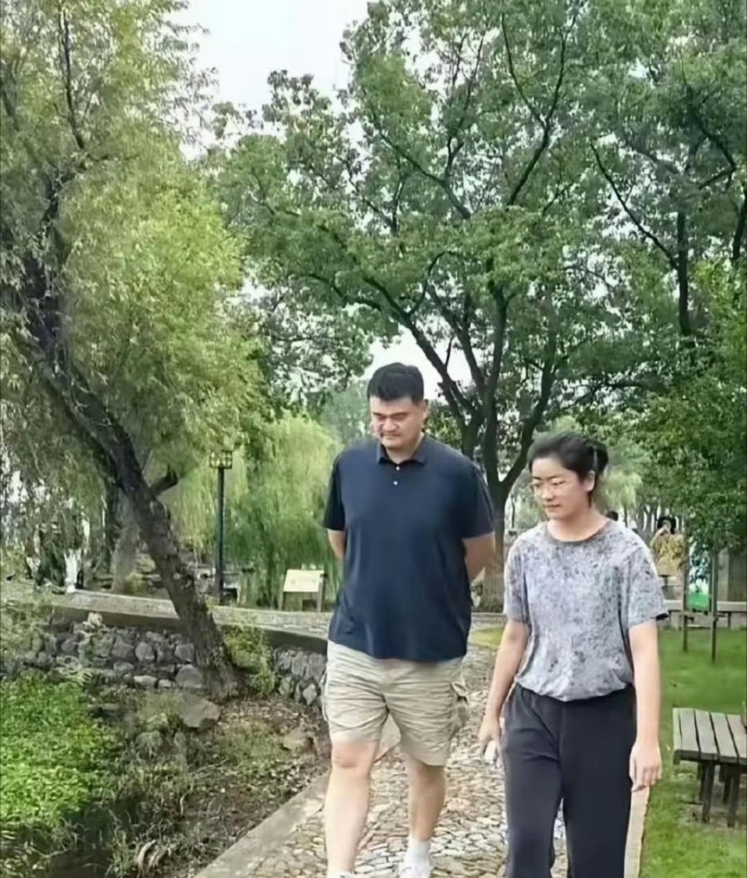 YM不在篮协了，代言收入增加了很多。和女儿在散步，父女俩长得太像了。
嫁给身价3