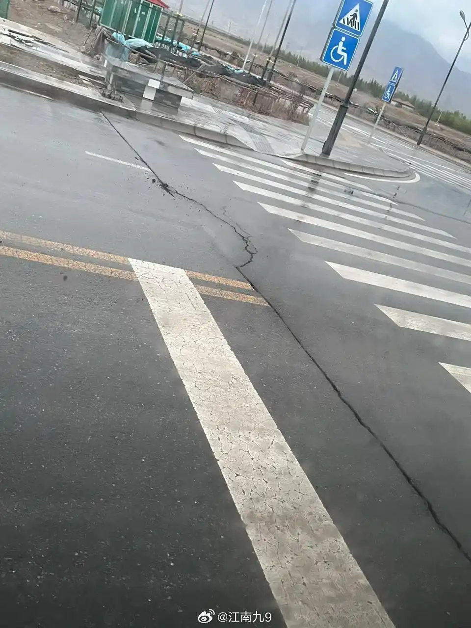 游客称地震后酒店内墙已严重开裂6月16日17时06分，在青海海西州直辖区发生6.