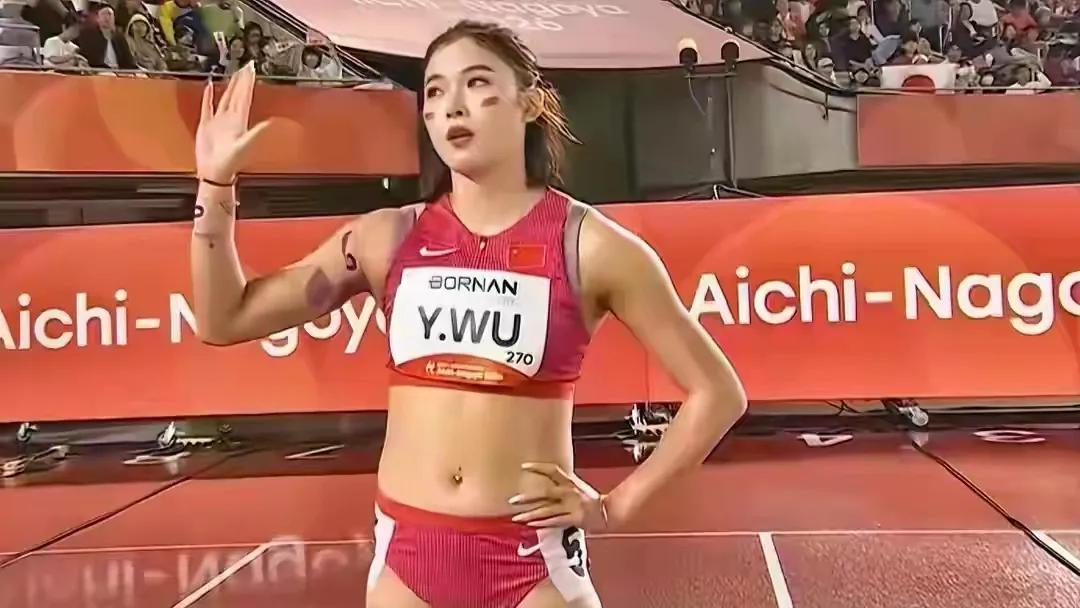 名古屋亚运会女子100米栏预赛迎来雨战，湿滑跑道大幅增加选手发挥难度。吴艳妮被分