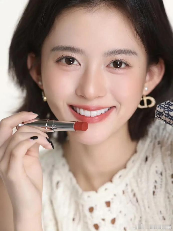 新晋小花合诗雨惊艳亮相，初见仿若嬛嬛再世，细品又似田曦薇风范，灵动之姿，清新之感
