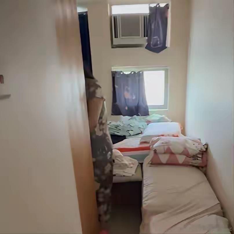 奥运冠军杨威一家六口挤在香港40多平出租屋：夫妻睡1米2小床，儿子杨阳洋睡沙发，