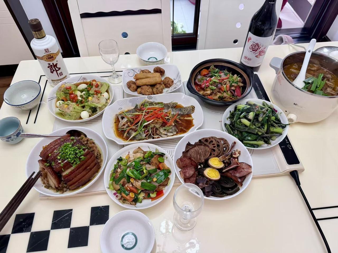 我家吃团年饭了，看看我这一桌美食，大家能猜到是几个人团年吗？这或许能算得上湖北菜