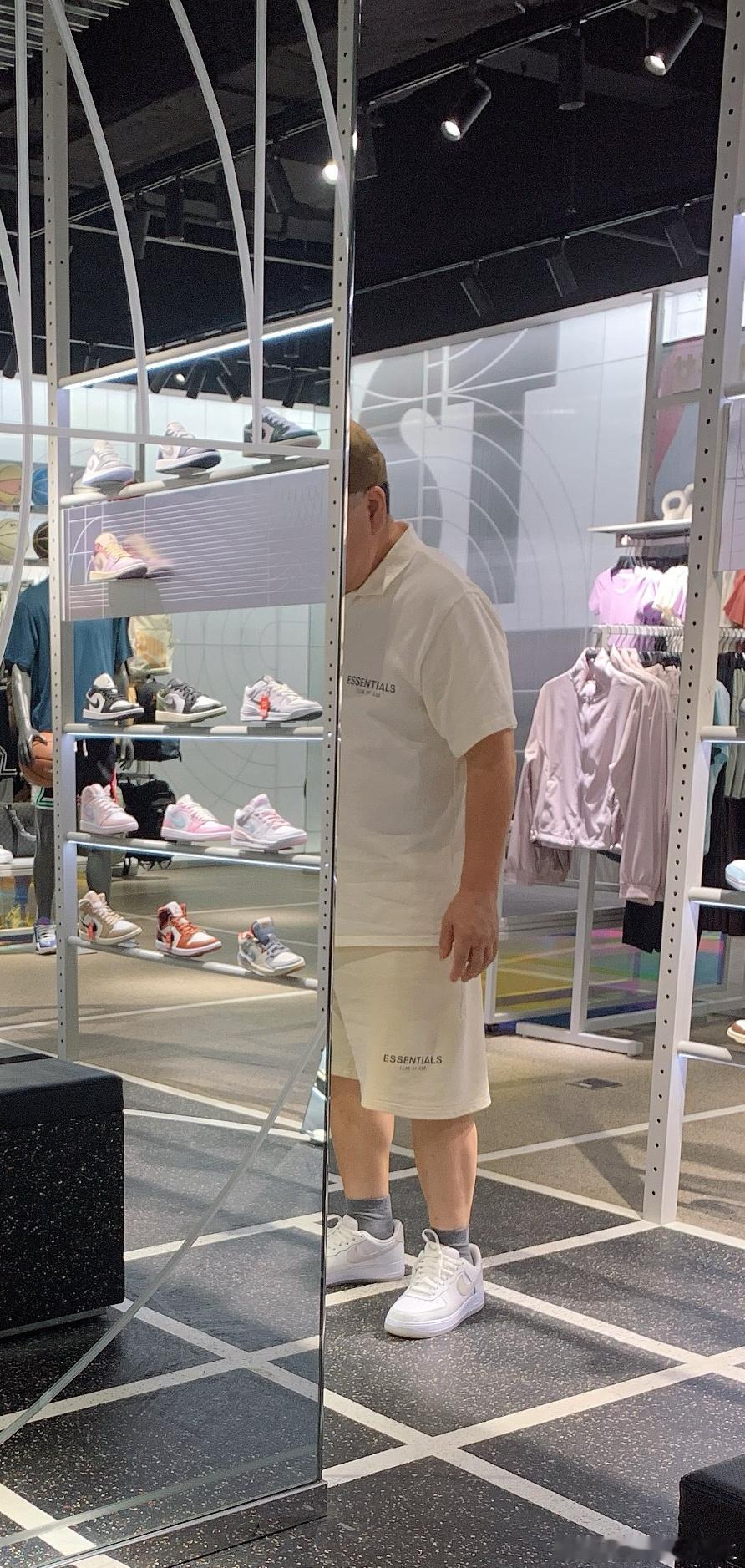 在陪我爸买鞋。导购夸我爸真显年轻啊，比我们年轻人还精神。我问我爸：你也不秃，大晚