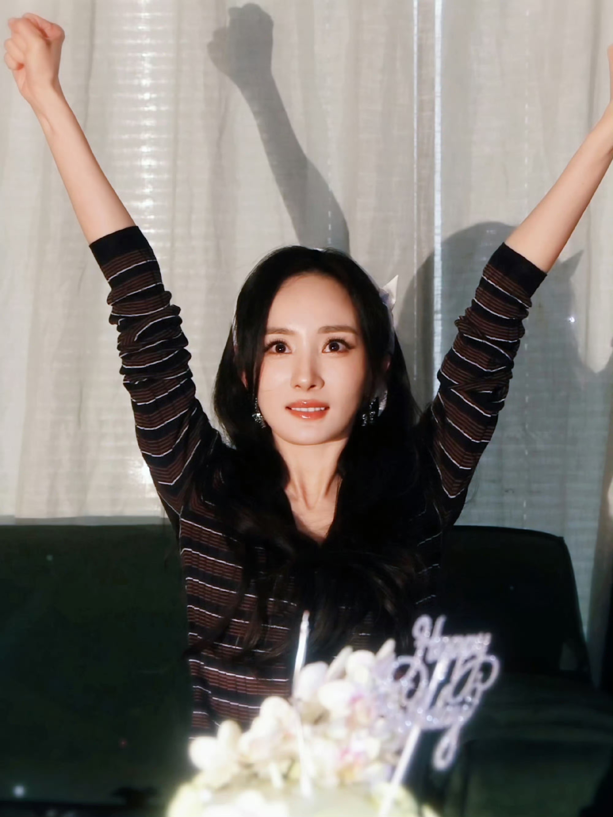 杨幂对年龄保持松弛杨幂打响指庆生杨幂对年龄保持松弛，杨幂打响指庆生，谁能不期待这