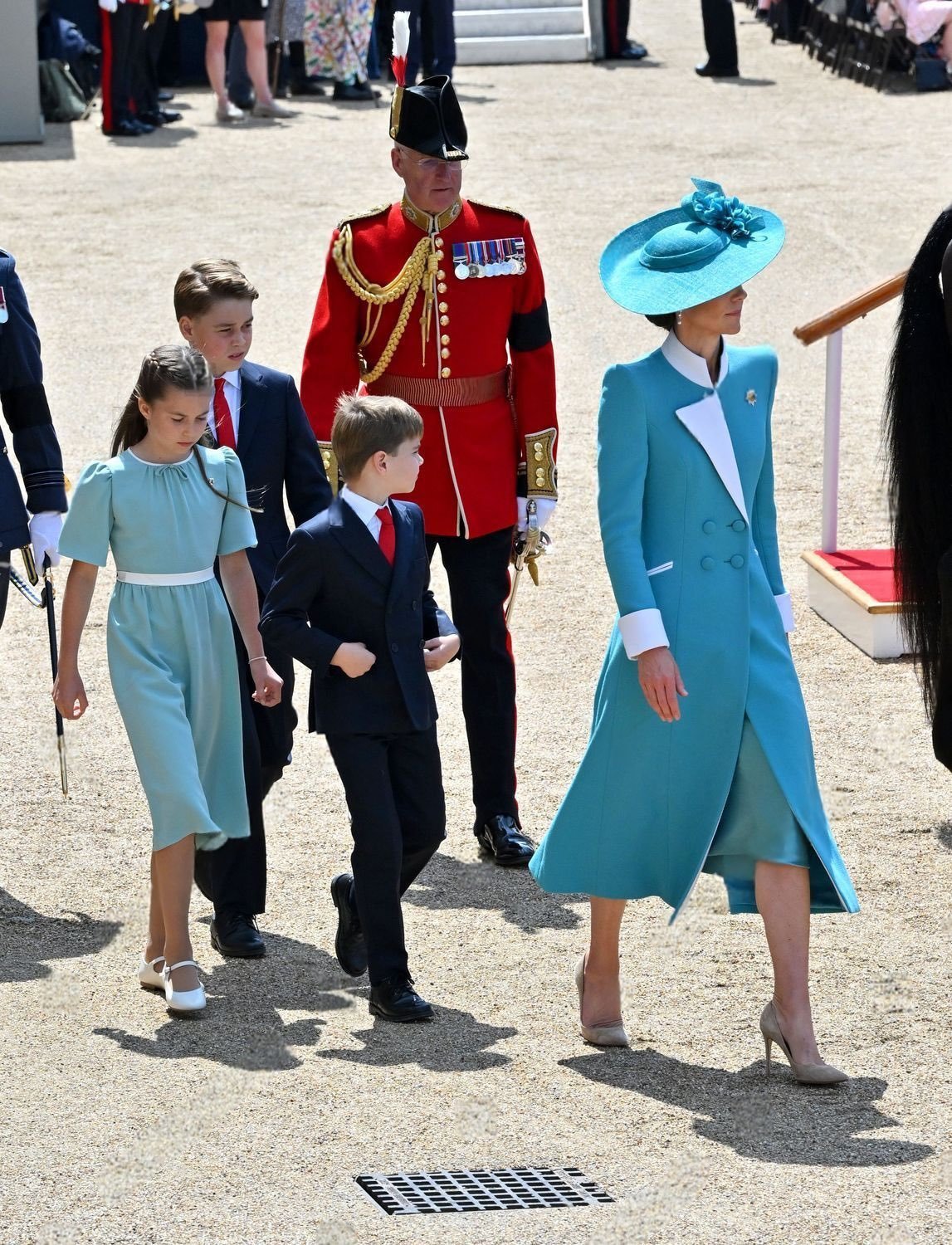 katemiddleton[超话] 凯特带三宝离开🥮场~英国王室凯特王妃乔治王