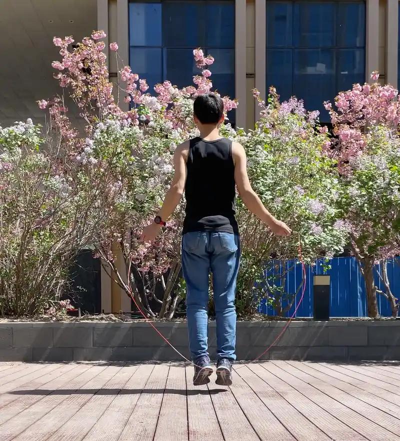 吓出冷汗！我身边有人跳绳跳成急症，竟是结石“作乱”，这些坑千万别踩
 
刚刷到江