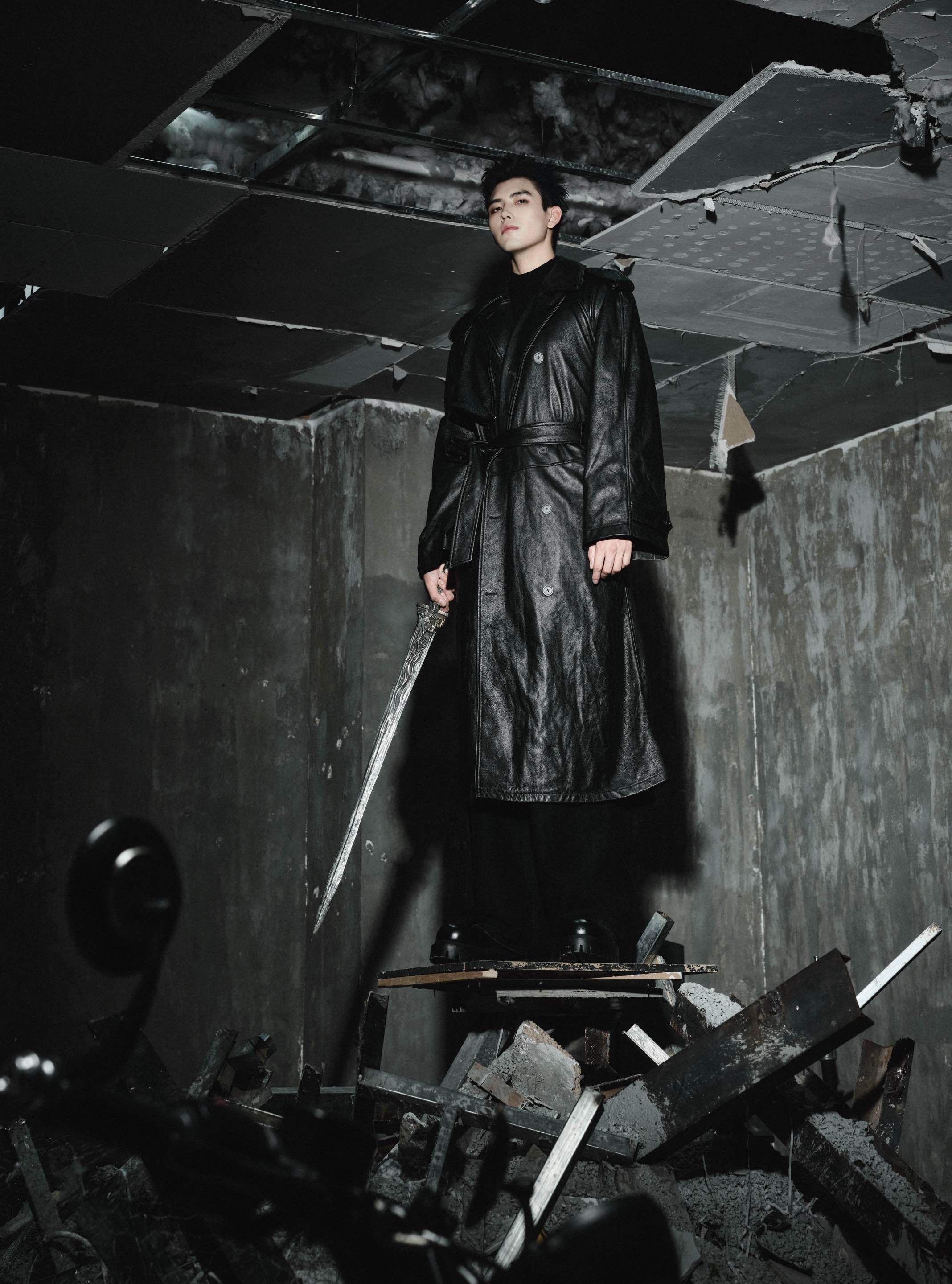 陈飞宇 × 鹅剧派对 造型大片，酷劲十足的机车少年🏍，穿 BALENCIAGA