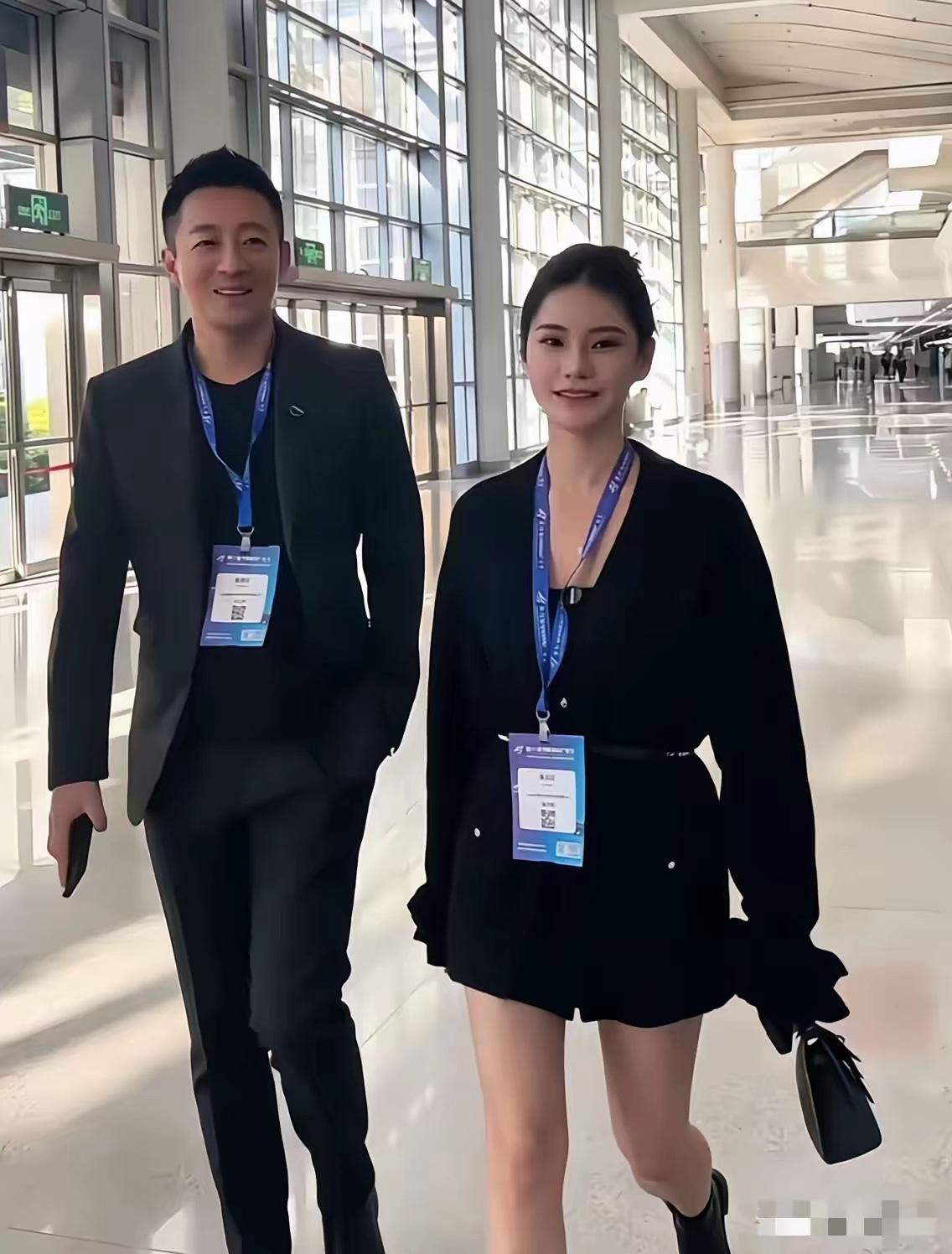 小梅这个阵势，不成功都难，看看她这个气场，用行动证明了很多。她说到做到，和小菲一