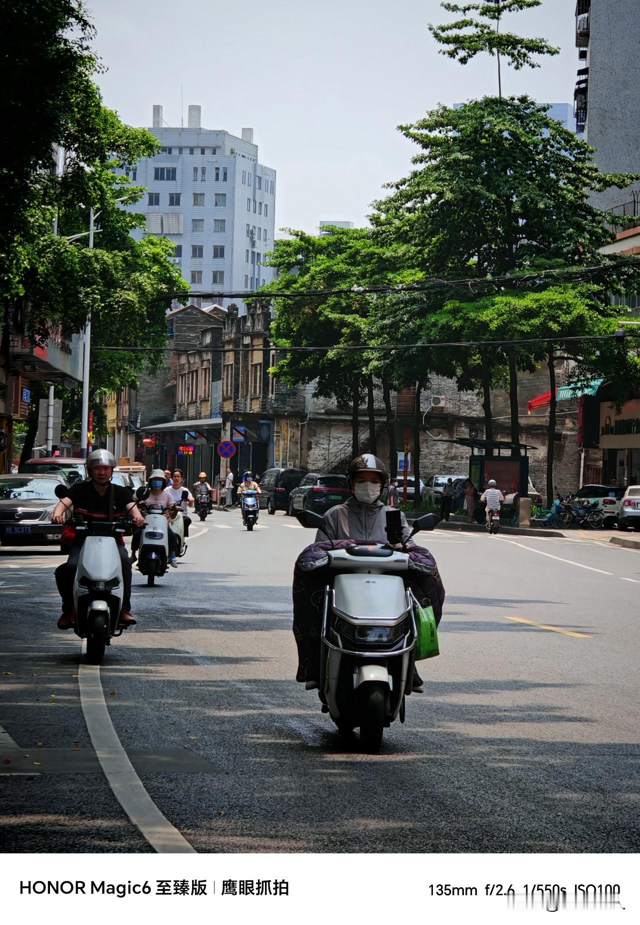 荣耀Magic6至臻版这个出片非常舒服，就差一个联名做附身符了。。。当初没接手大