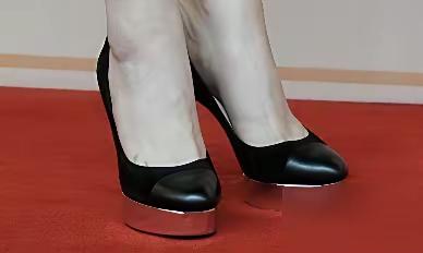 香奈儿的这双黑色高跟鞋吴越穿了十几年，像一双战靴一样，陪伴着吴越从一场颁奖礼到另