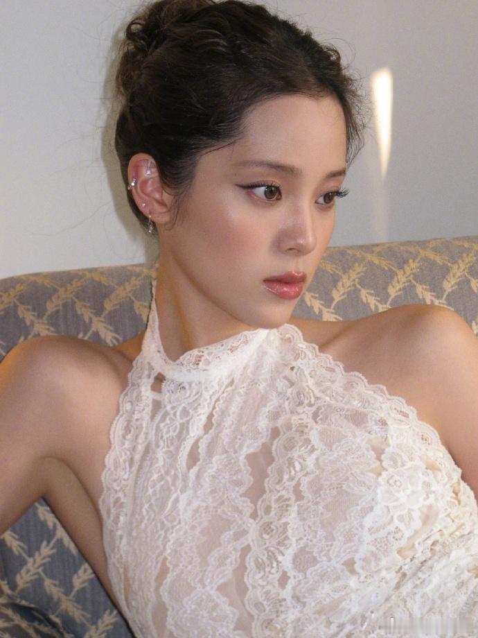 欧阳娜娜高贵的波斯猫 白蕾丝造型的纯贵感谁懂啊，盘发露出精致的耳部线条，肩颈优越