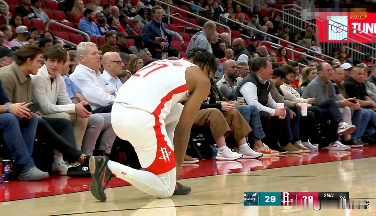 火箭小将克劳福德真是让人大吃一惊！在今天火箭主场迎战黄蜂的比赛中，目前双方的上半