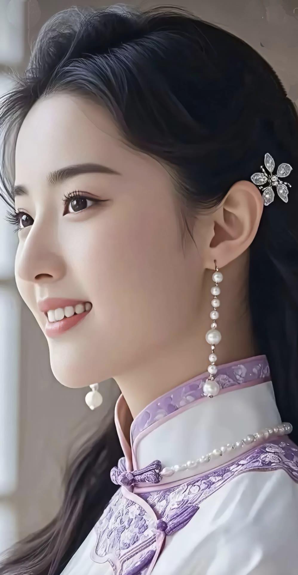 优雅古风美人，精致发饰与珍珠耳环相得益彰，尽显古典韵味。