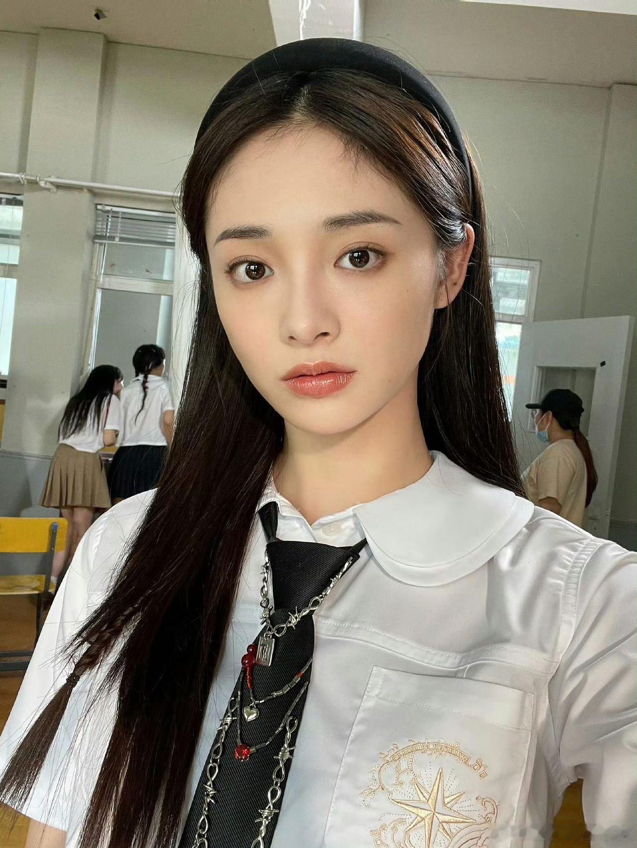 周洁琼梦回女高周洁琼方灼胶片校服梦回女高 谁能不被周洁琼的校服造型惊艳到！方灼的