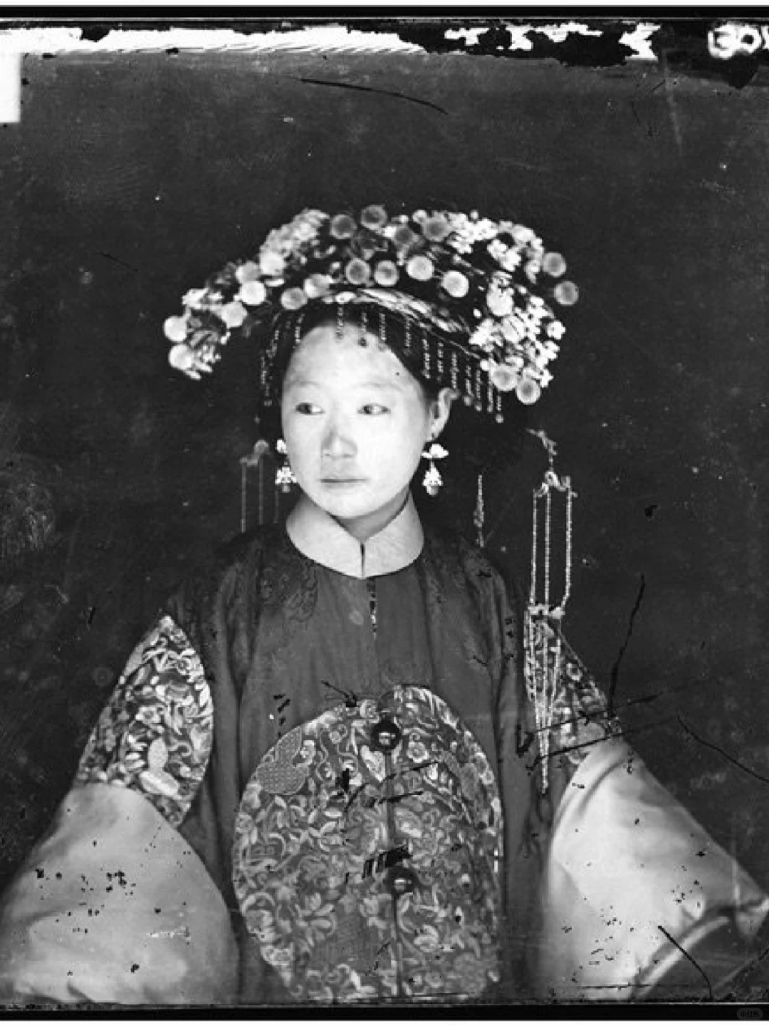 19世纪与20世纪之交，世界各地女性的结婚礼服。中国东北，瑞典，俄罗斯...