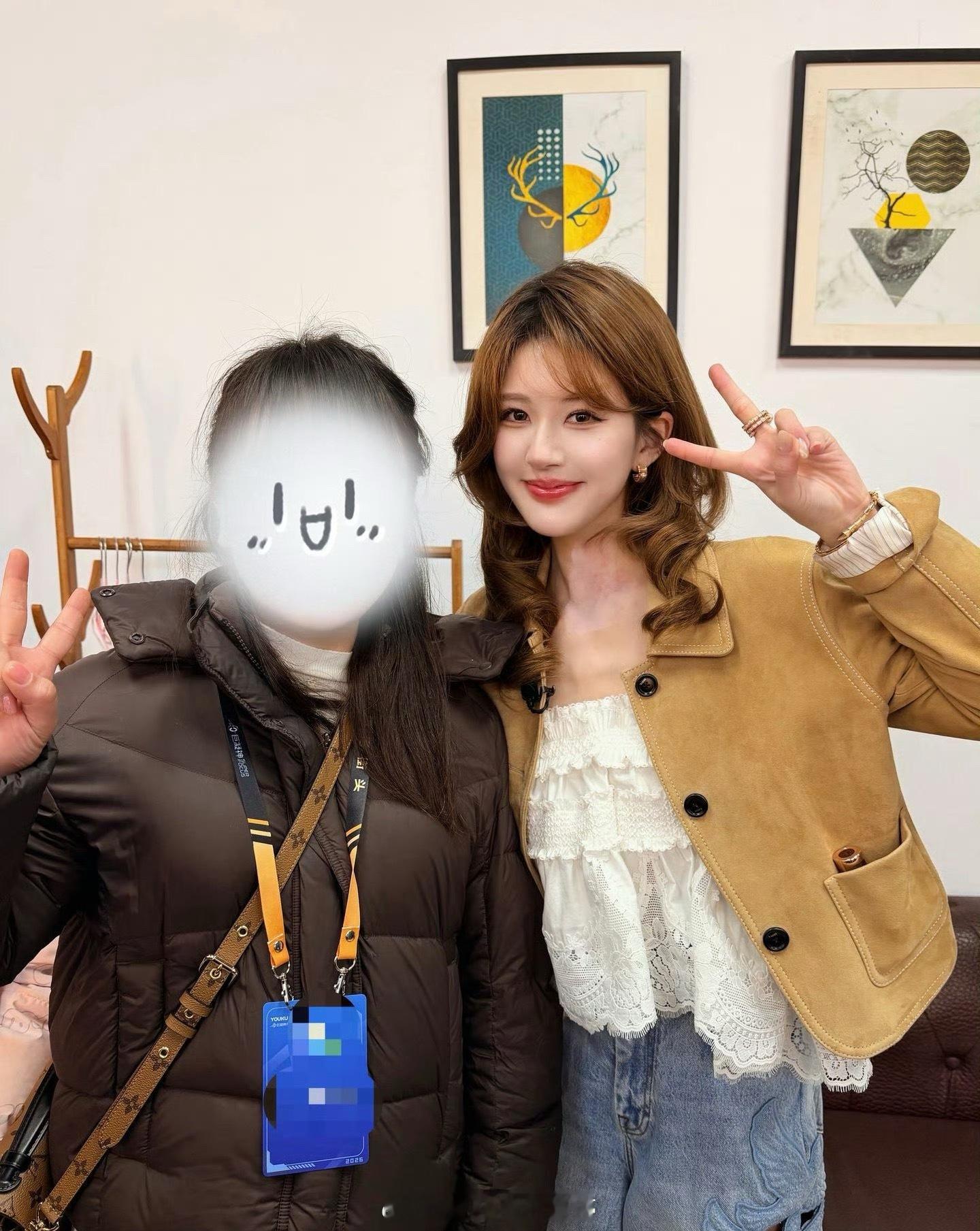 赵露思昨天活动后台和工作人员合照，特别美很和善的赵露思