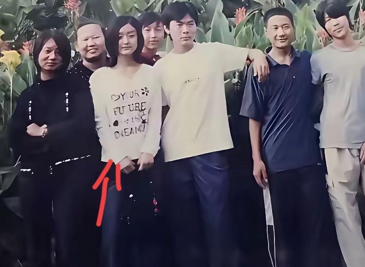 当年谁会料到这个在职校上学的小女孩，如今会成为影视圈超一线的顶流！猜猜看，她是谁