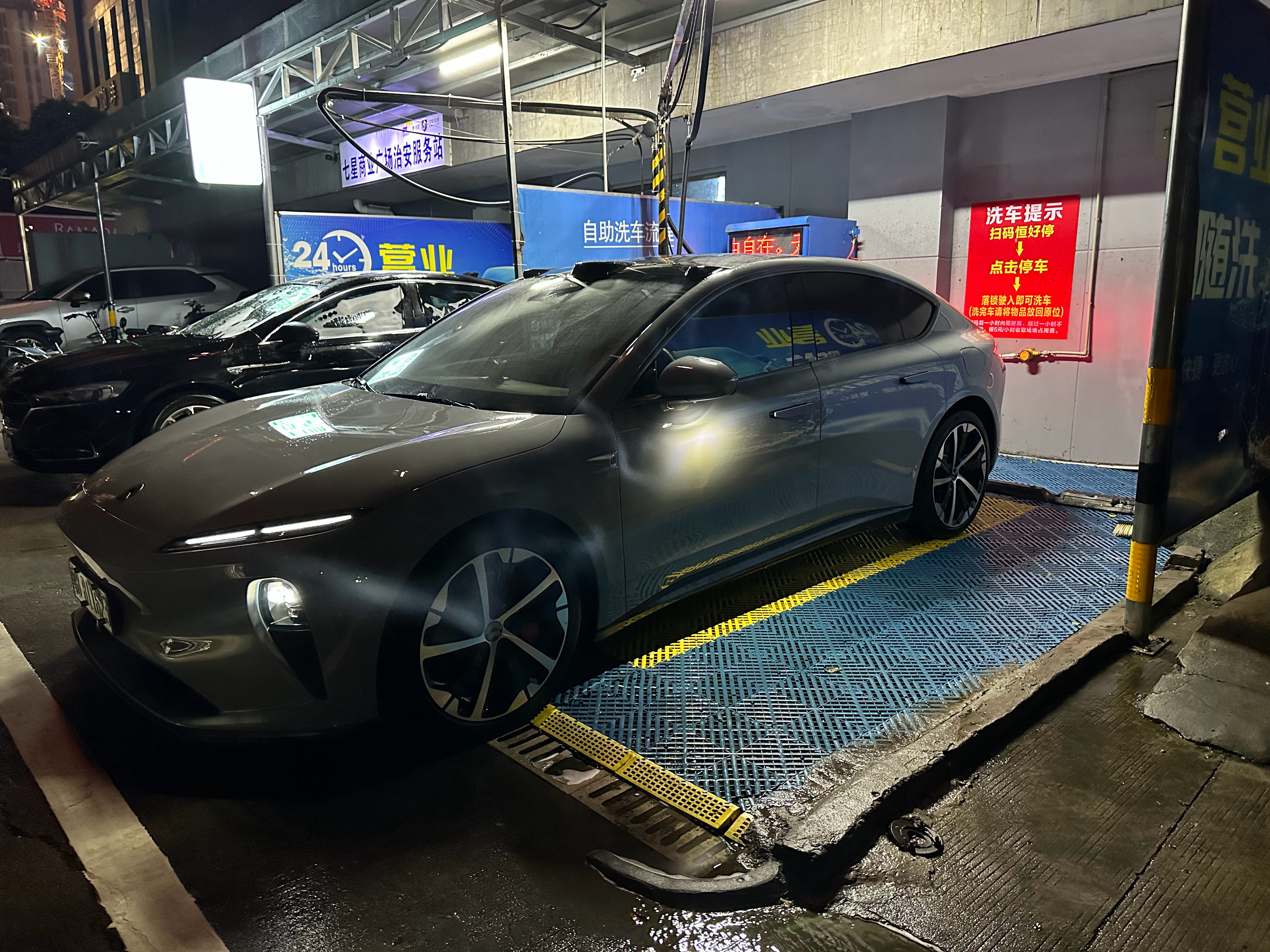 我最近心情不好，就迷上了自助洗车，几乎天天洗。结果，昨晚保安问我，为啥我洗车那么