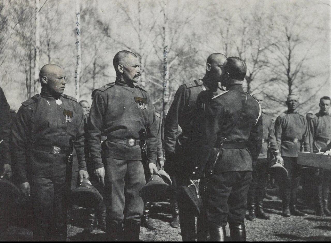 1916年的照片，画面中沙皇尼古拉二世正向一名士兵行传统的“兄弟之吻”（俄语：b