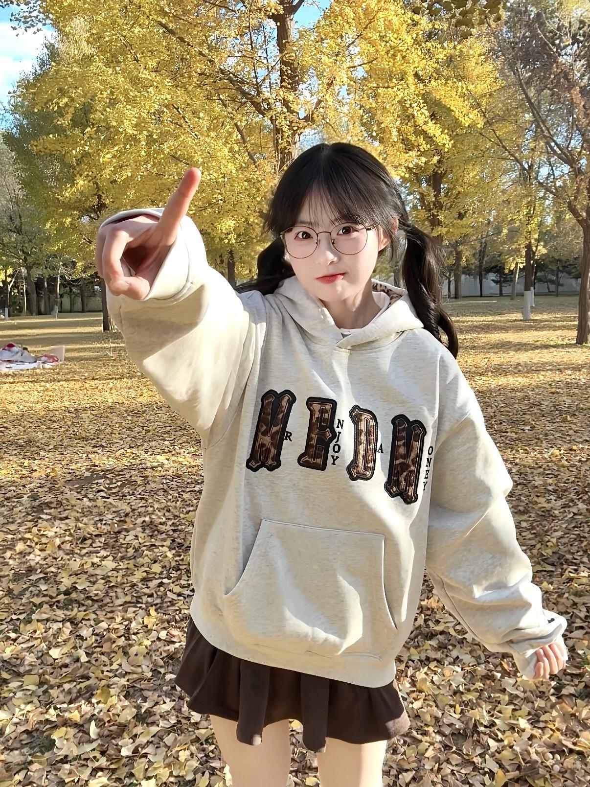 她的睫毛弯的嘴角～无预警的对我笑～