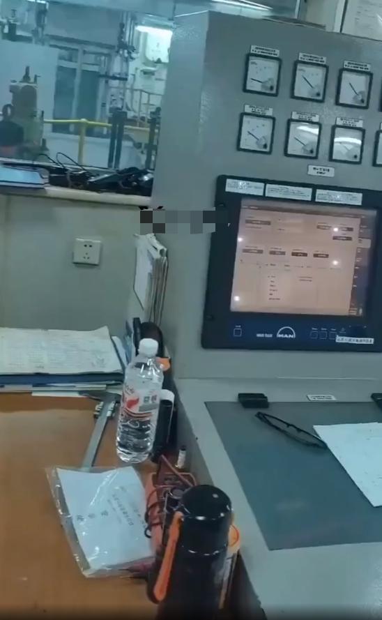 一艘中国船只的船员透露，霍尔木兹海峡附近的船只完全失去了GPS信号，甚至船上的时