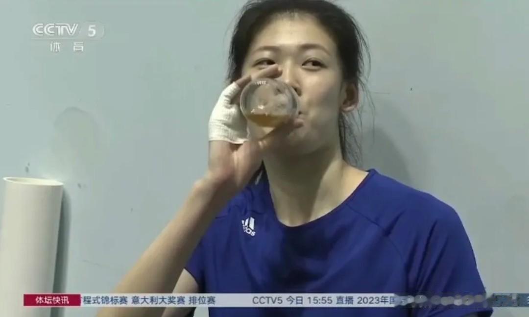不妙！奥资赛即将开打，李盈莹右手受伤了！

近日，中国女排主力主攻李盈莹在接受央