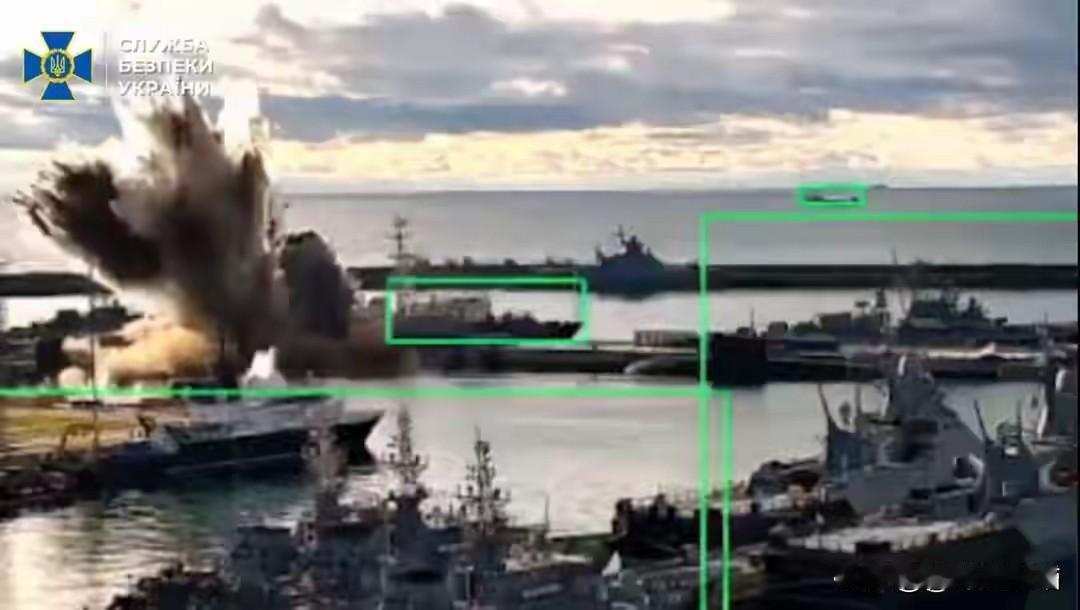 700公里海底奇袭！乌军无人潜航器炸残俄王牌潜艇，黑海舰队再遭重创
 
俄乌战场