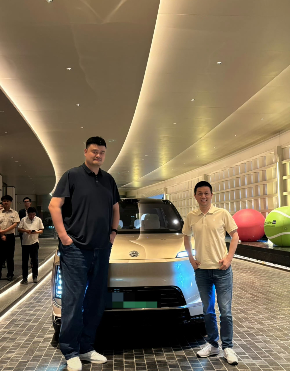 跨界碰面！李斌与姚明聚餐同框，结伴乘车现身观战CBA总决赛CBA总决赛赛场迎来趣
