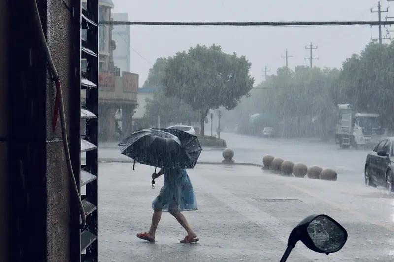 “美莎克”致广西万尾村多处积水断电 记者直击抢险现场在万尾村，积水已经没过了许多