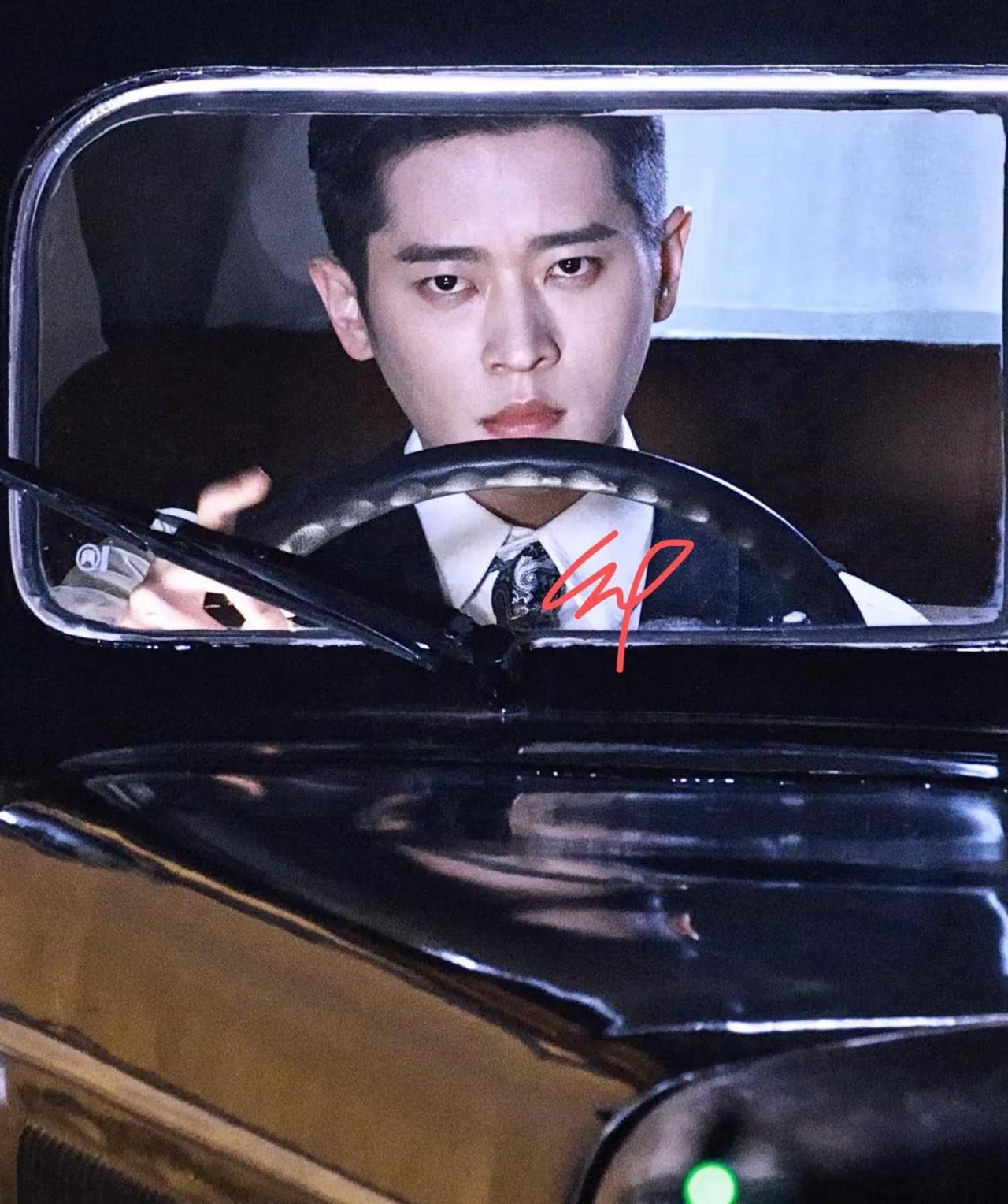 丞磊昨晚开车和我对视好帅呀。丞磊昨晚开车和我对视好帅呀，果然喜欢一个人的眼神是藏