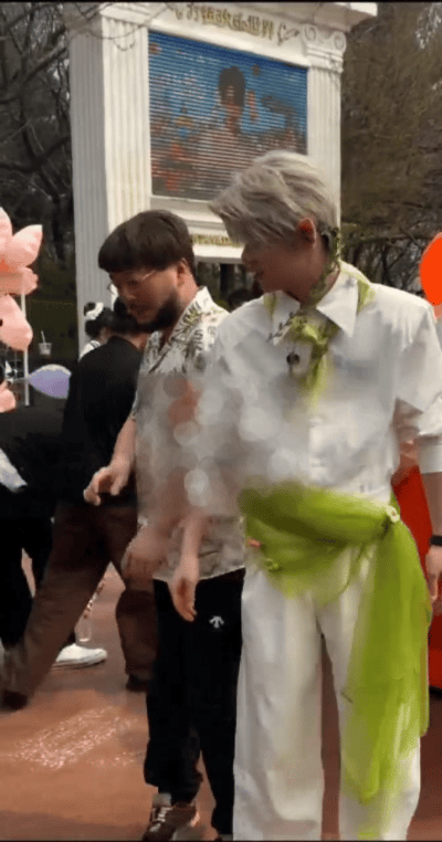 沈阳社交悍匪把游乐园NPC整害羞了沈阳游乐园的画风彻底跑偏了🔥 别人家NPC撩