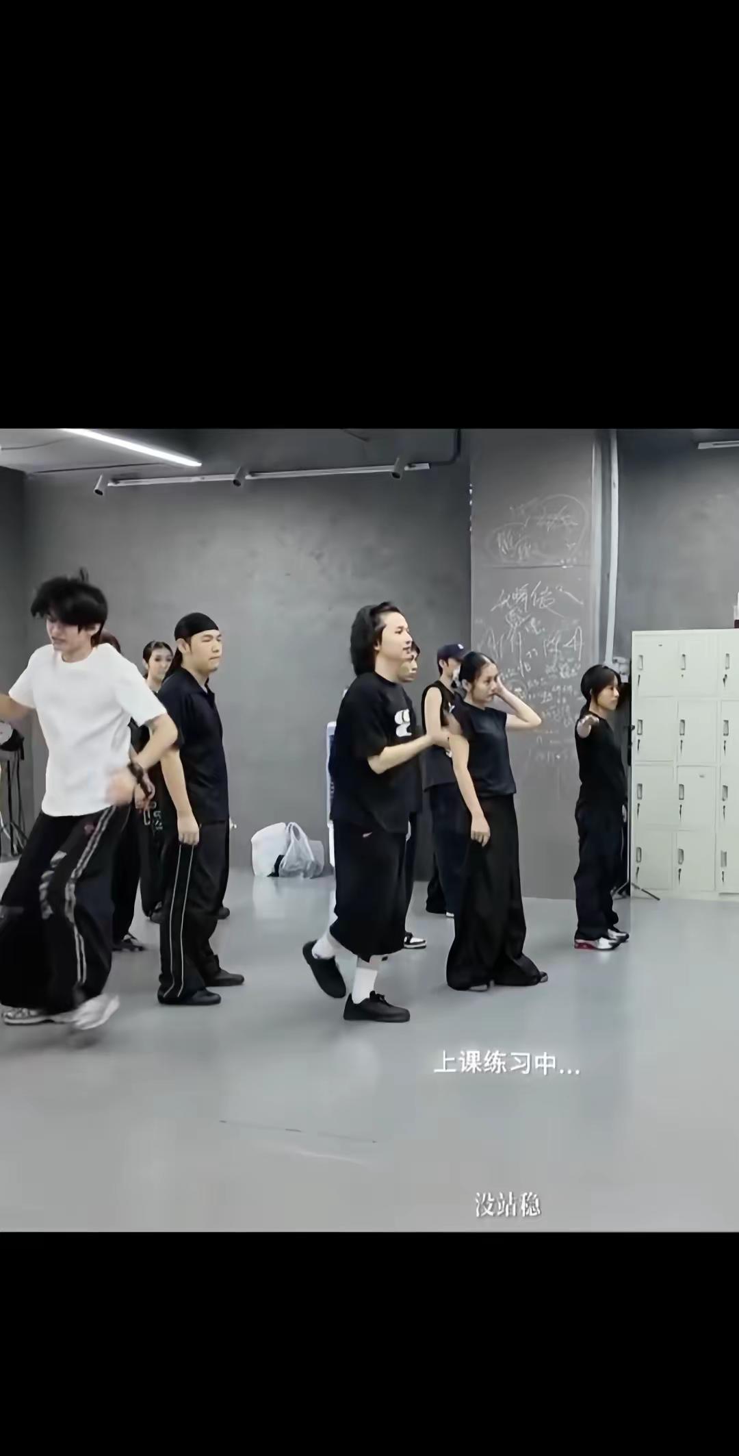 比起耀眼的舞台成绩，更贪心的愿望是，他可以一直自在、开心……他值得所有的好。舞台