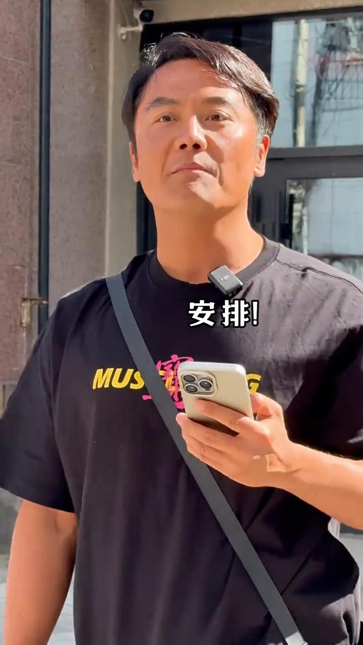 这个男人看着一点都不阳刚，我见过一个干装台的，能吃能干，急了能扛起三轮走一条街。