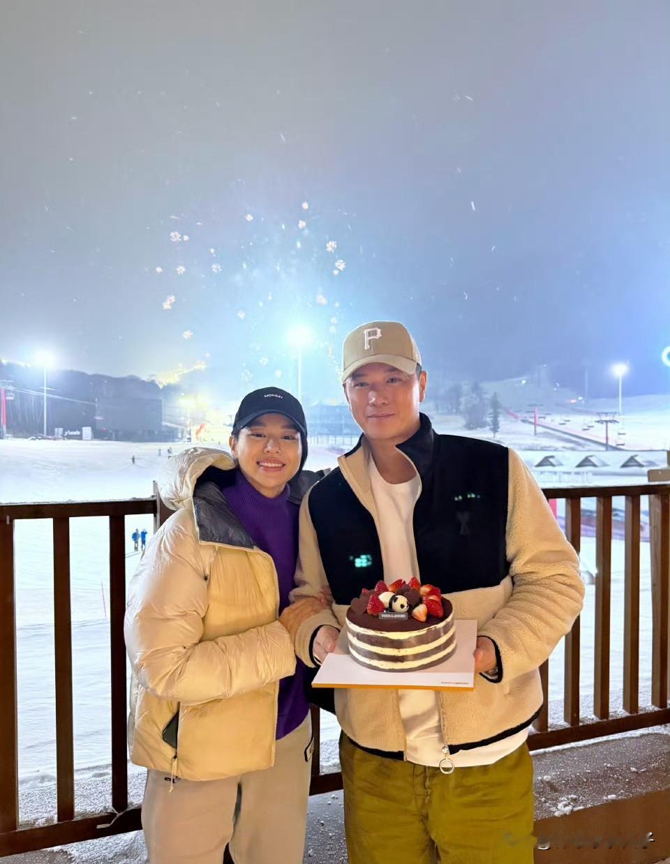 左边是胡杏儿，1979年出生，身高172cm。
右边是李承德，1976年出生，身