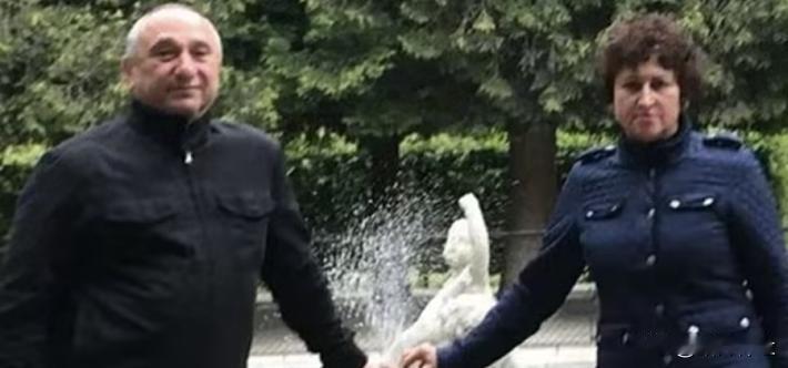 夫妇挺身阻止枪手遭射杀 相拥而亡

当地时间12月14日，澳大利亚悉尼邦迪海滩发