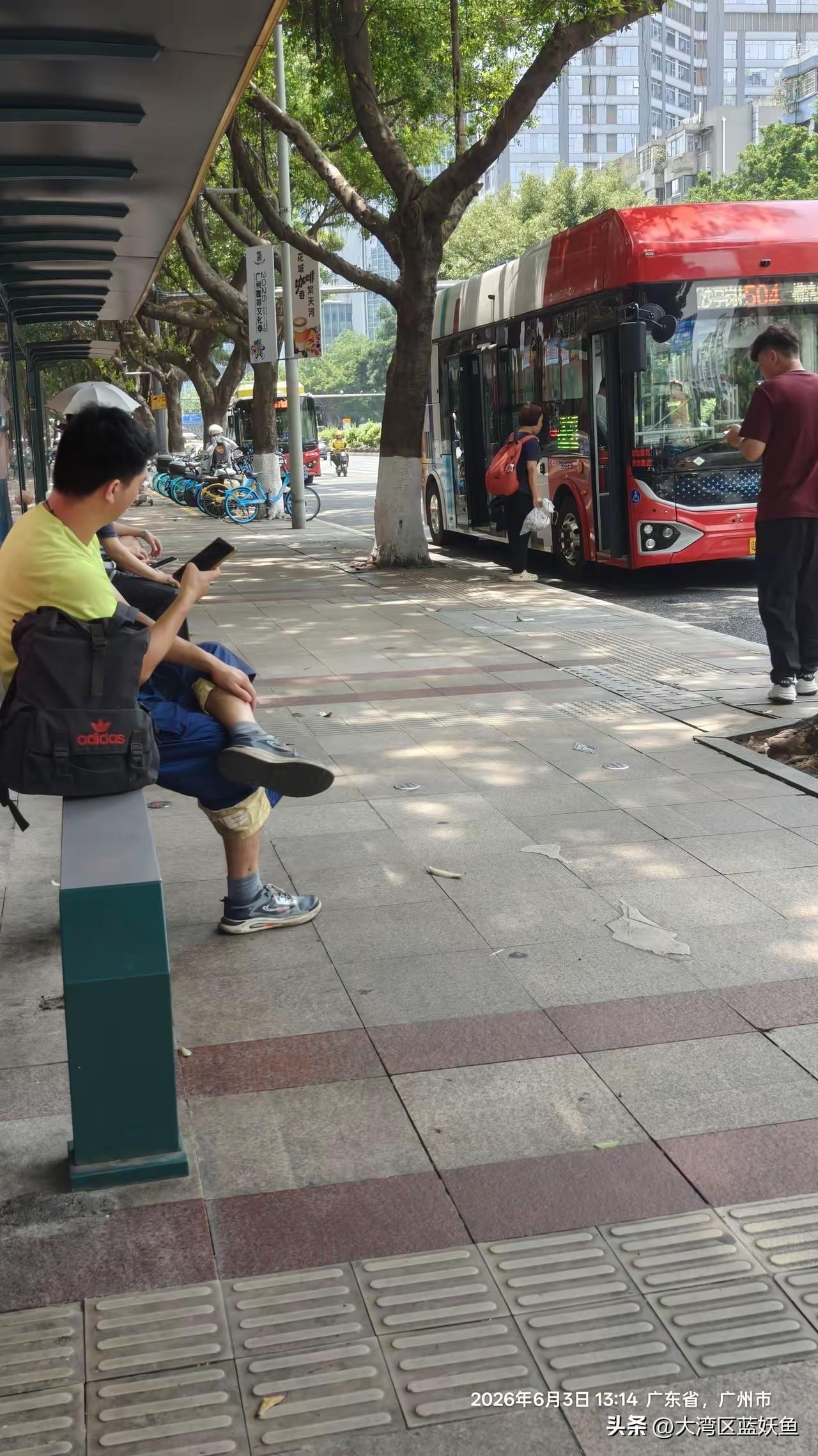 广州这太阳是开挂了吧？
 
早上出门扔垃圾，刚出单元门就被晒得一激灵——阳光白花