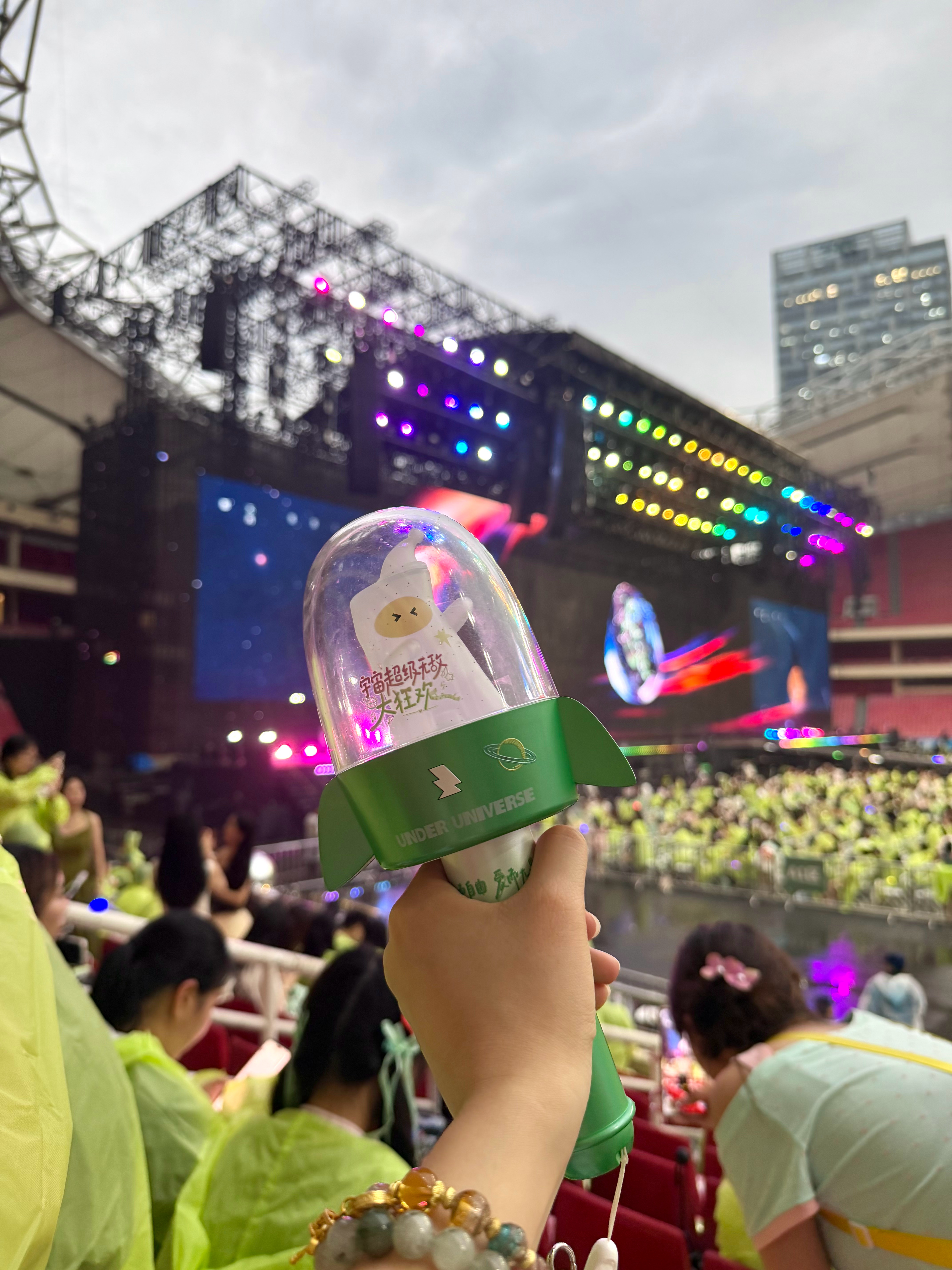 我靠进场不下雨了从没见过这么近的体育场看台爽得钥匙啊朋友们 