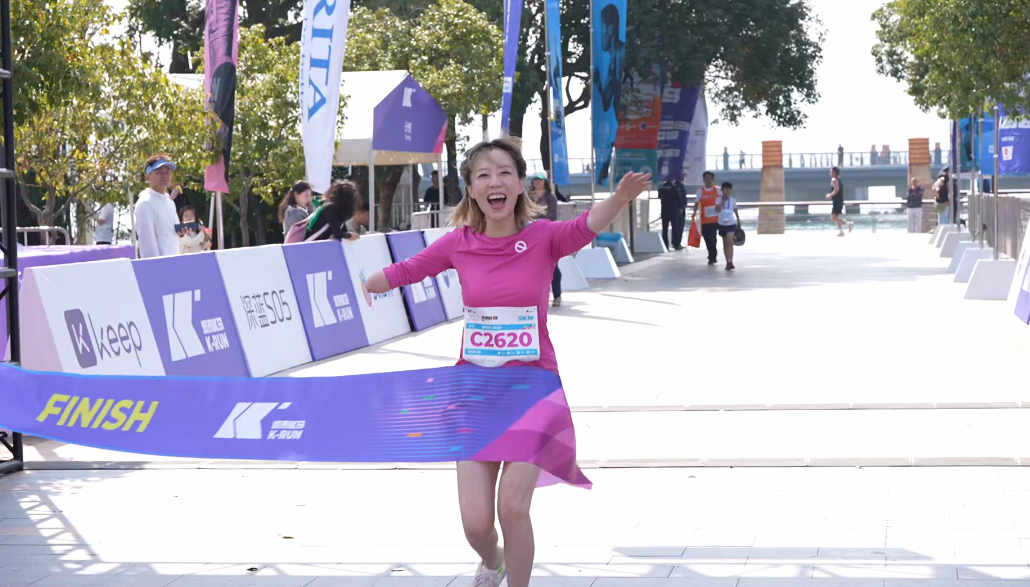 画彩虹路的独臂女孩圆了跑马梦 从彩虹路到马拉松，闺蜜全程陪伴独臂女孩方寸心的追梦