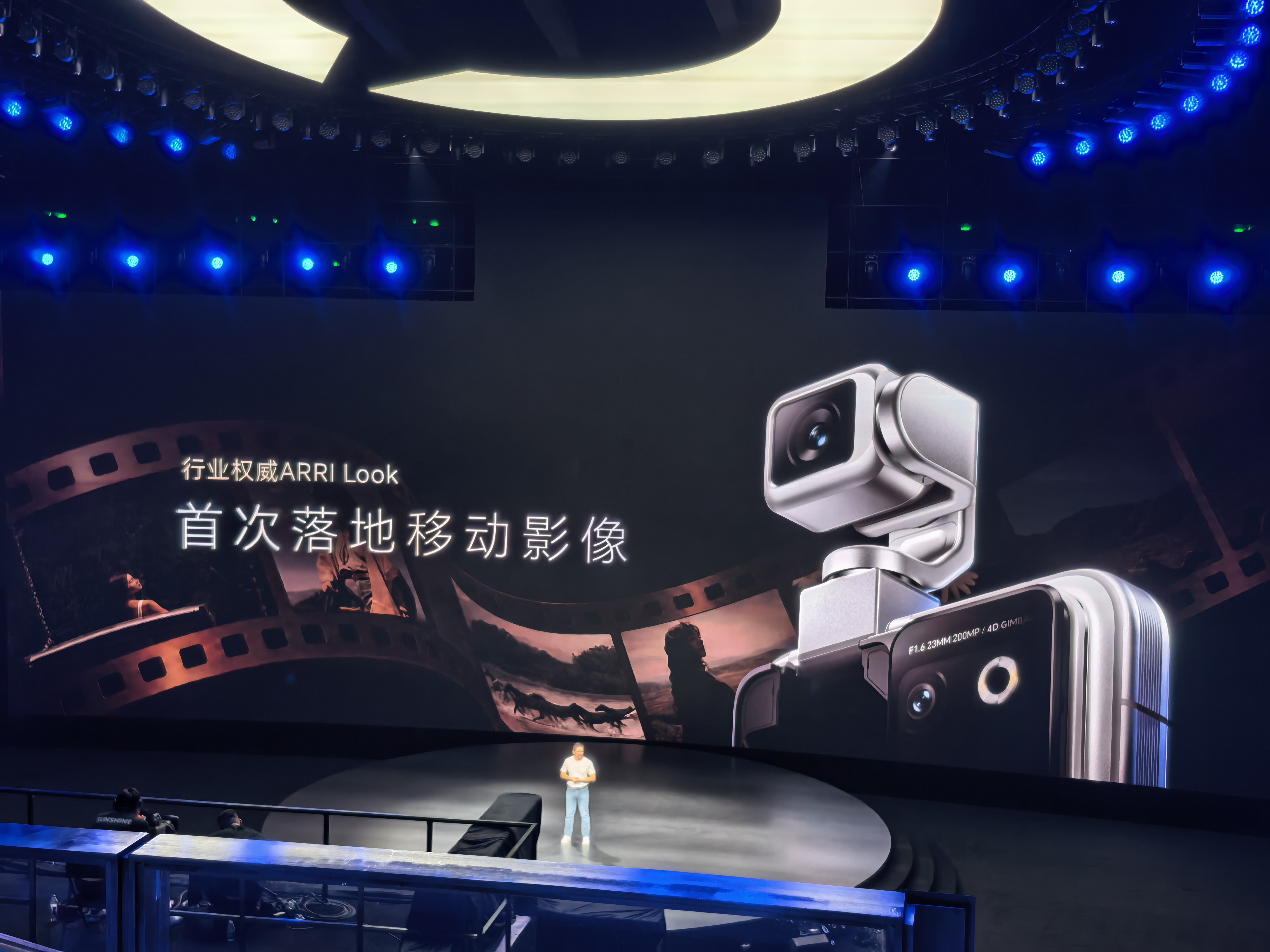 不仅有阿莱的曲线，荣耀Robot Phone还将首发搭载阿莱Look荣耀robo