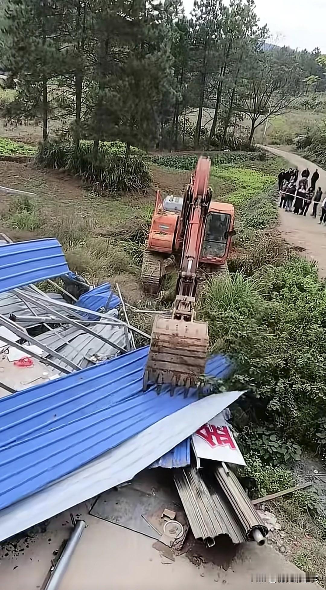 之前看到有网友在网上发他家宅基地区域周边建设的铁皮棚，被强行拆除了，觉得很冤枉。