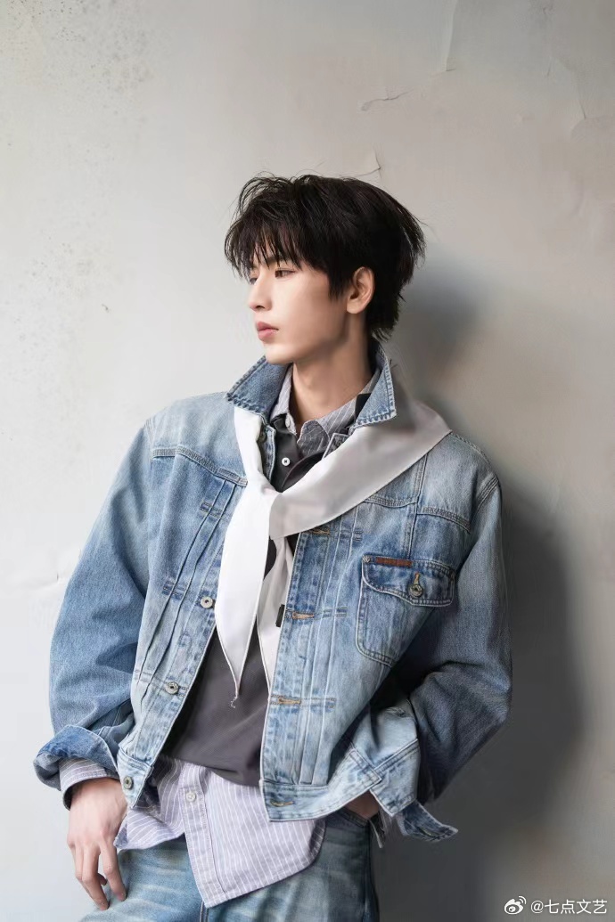 张凌赫解锁ELLE双封 眼尾带光，下颌线清晰，每一处都长在审美点上！张凌赫的脸就