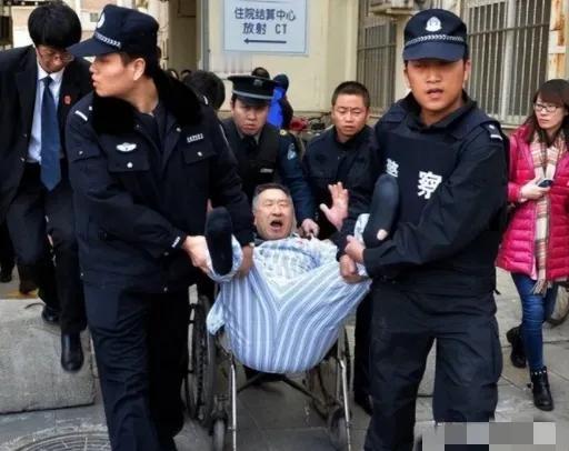 2015年，在京煤集团总医院霸占了病床3年的“钉子户”，被法院强制腾退床位。然而