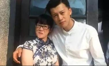 余秀华跟前夫都是长相普普通通的，她的儿子长得很帅气，集合了爸妈的优点。
她自己天