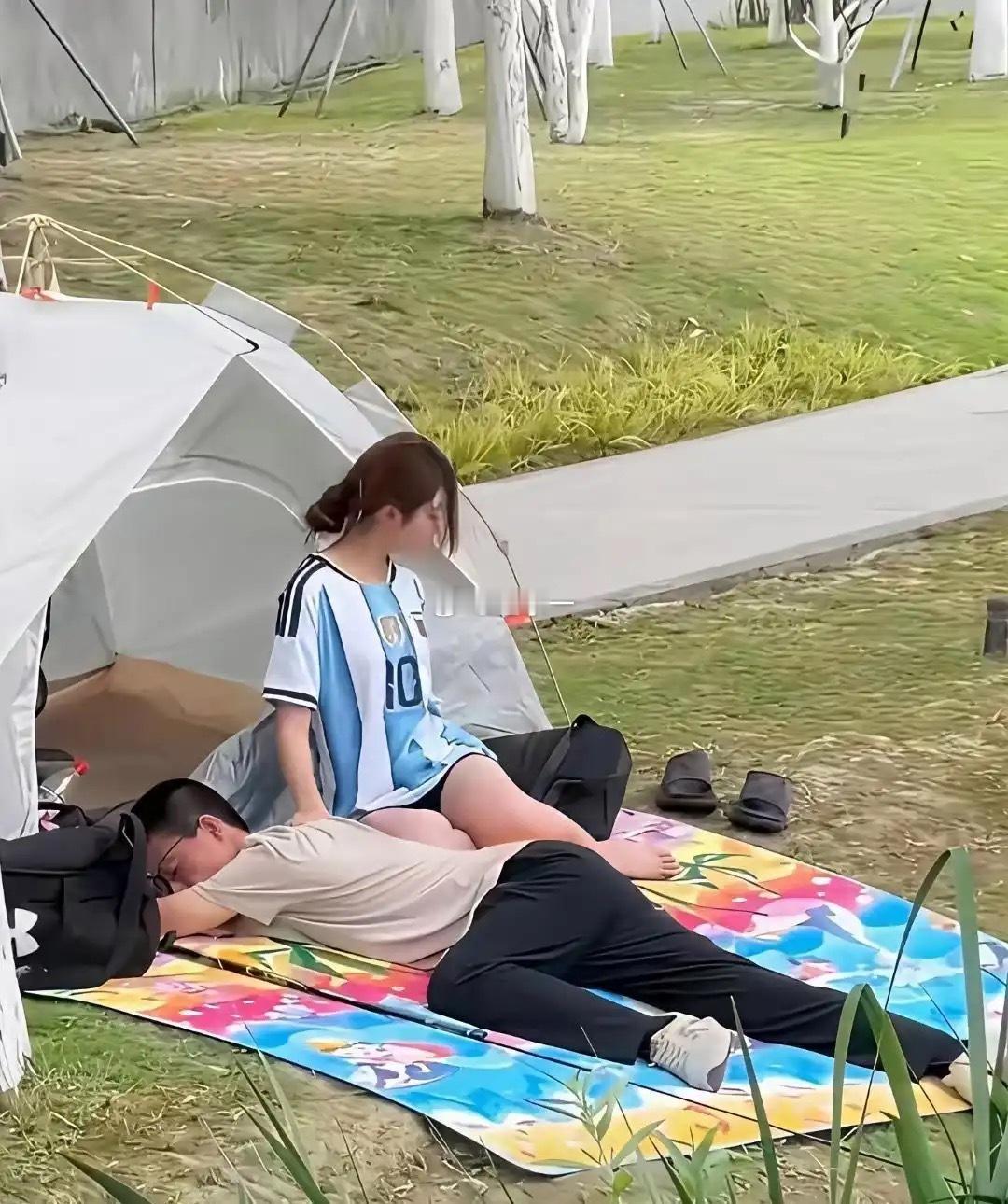 他俩到底是什么关系，看着不像是两口子 