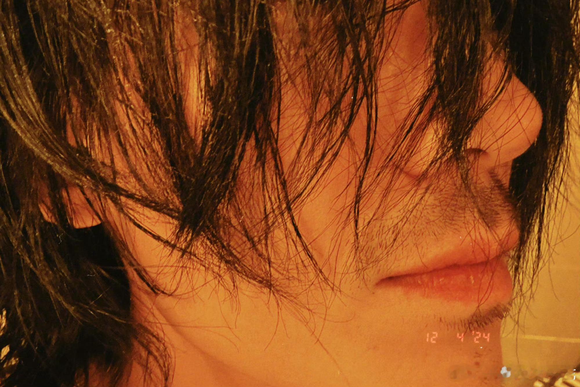 朱一龙长发 ，美人简直美人啊[色][色] 