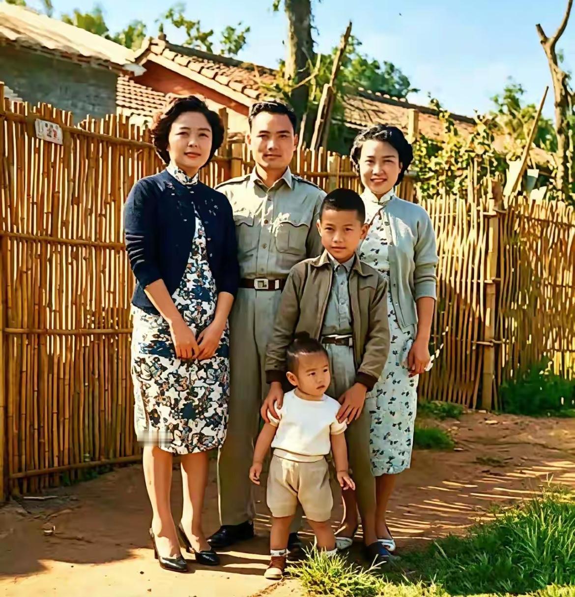 郑丽文那时候只有两岁，跟家人的合影，太幸福了！太珍贵了！