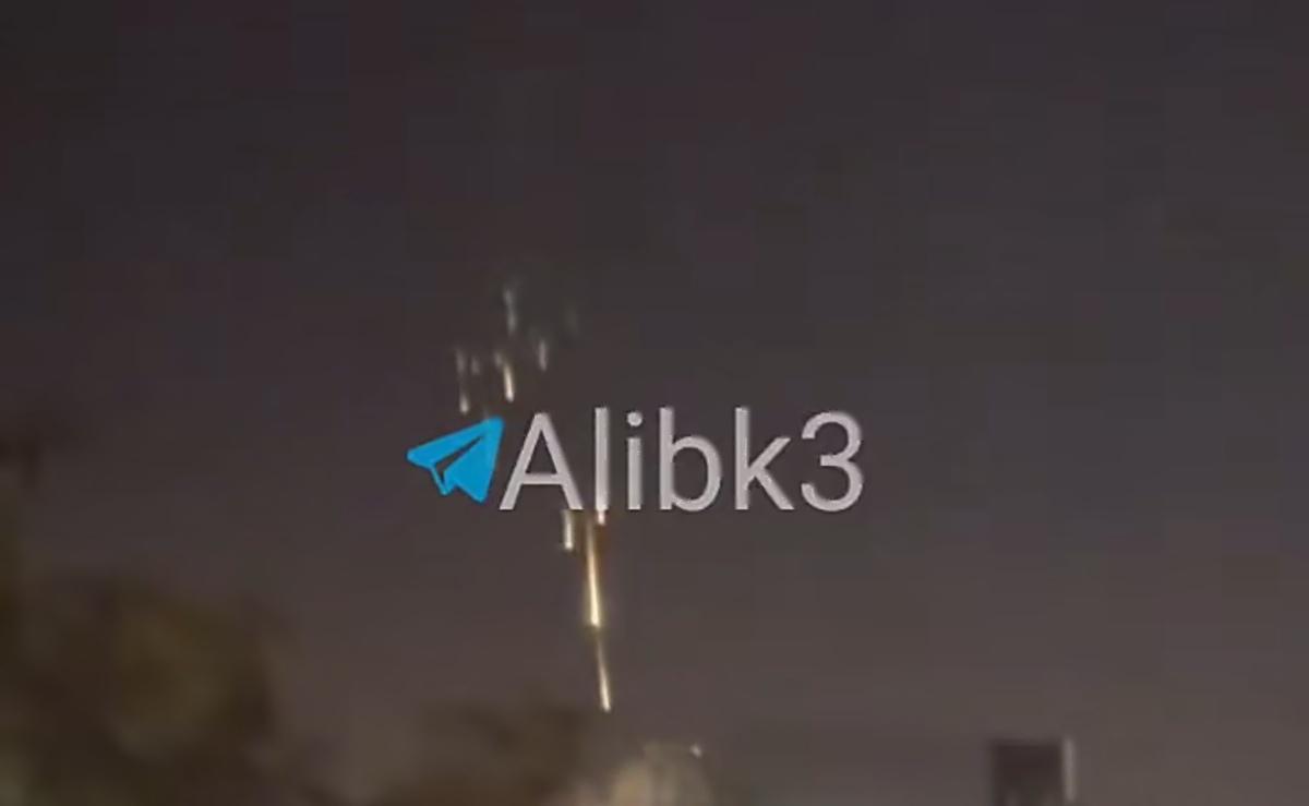 巴林，伊朗首次使用配备了集束弹头的弹道导弹打击了当地美海军第五舰队设施。