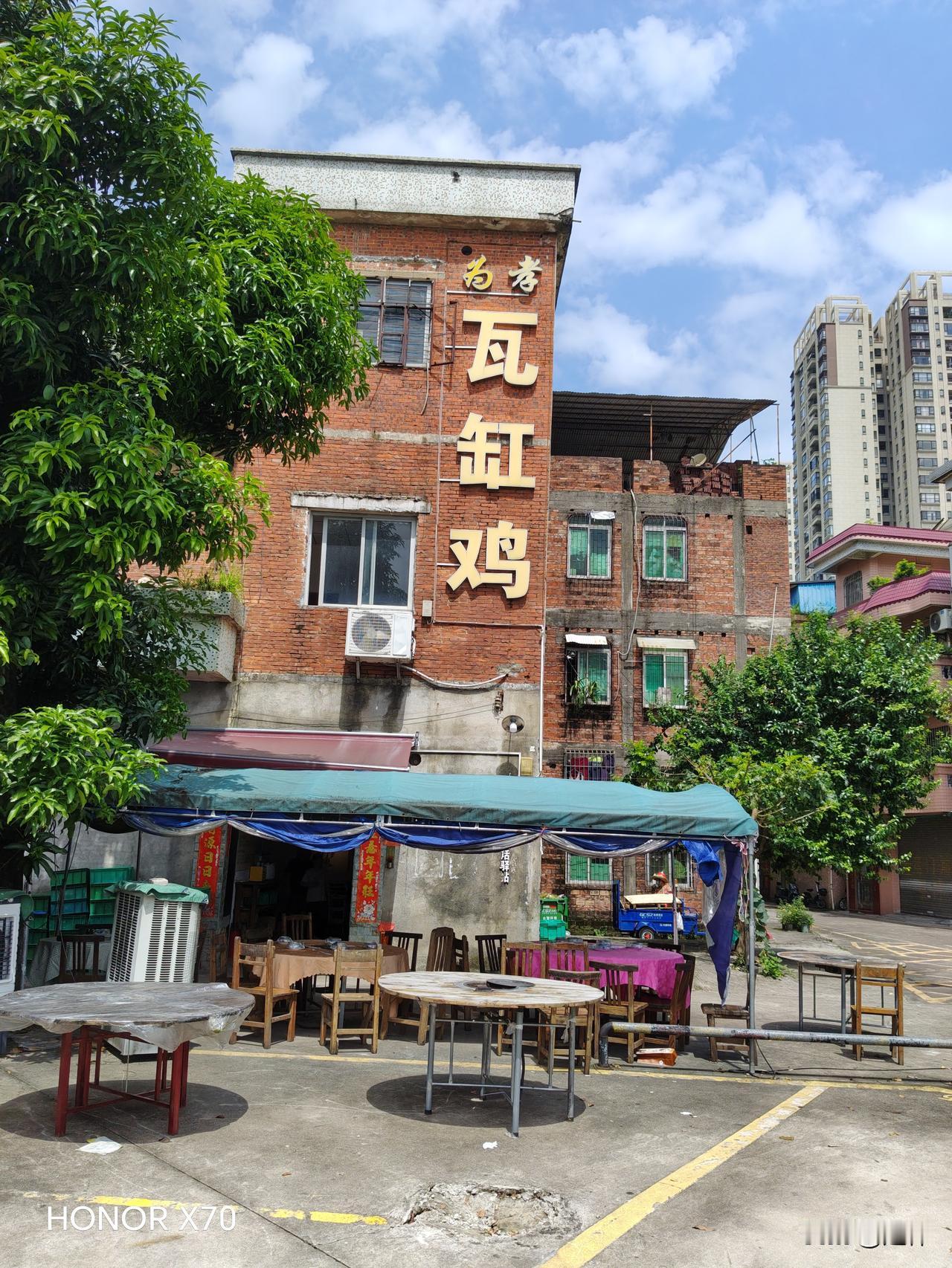 今天中午在广东佛山南海区桂城街道金域蓝湾小区为孝瓦罐鸡餐饮店用餐，多次在该店用餐